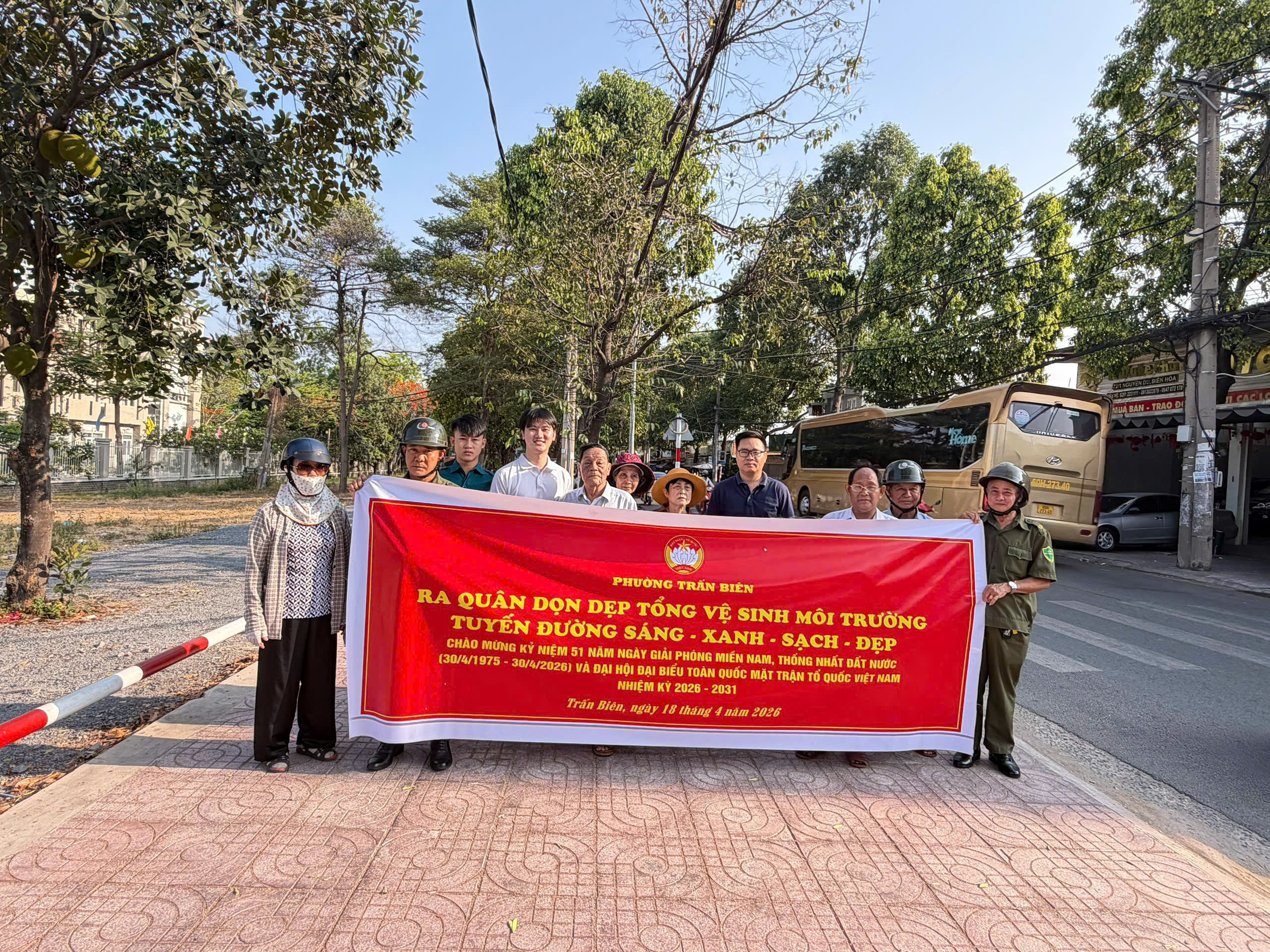 Ban CTMT và các đoàn thể 49 khu phố trên địa bàn đồng loạt ra quân tổng vệ sinh môi trường