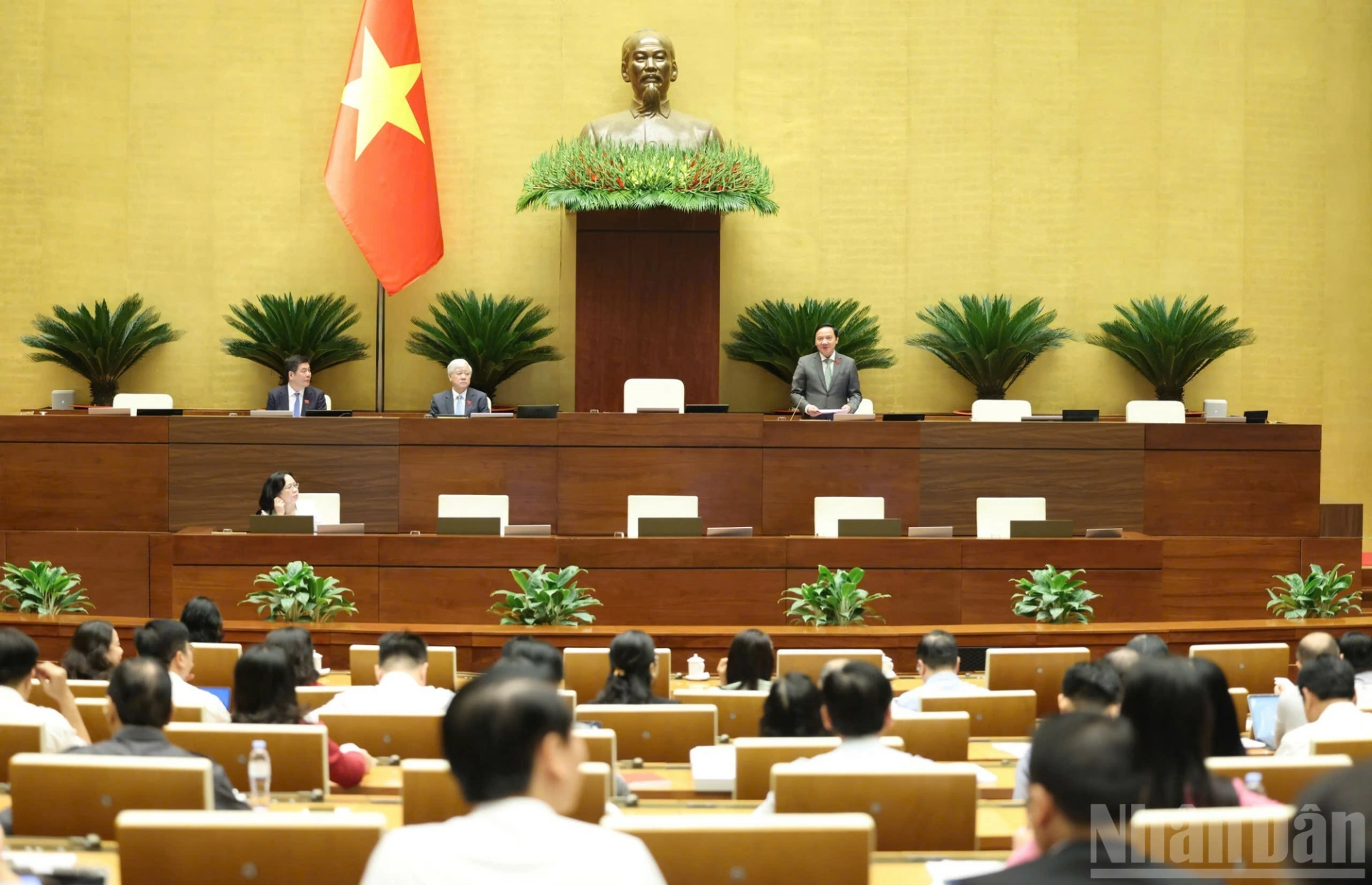 Phó Chủ tịch Quốc hội Nguyễn Khắc Định điều hành phiên họp sáng 20-4. (Ảnh: DUY LINH)