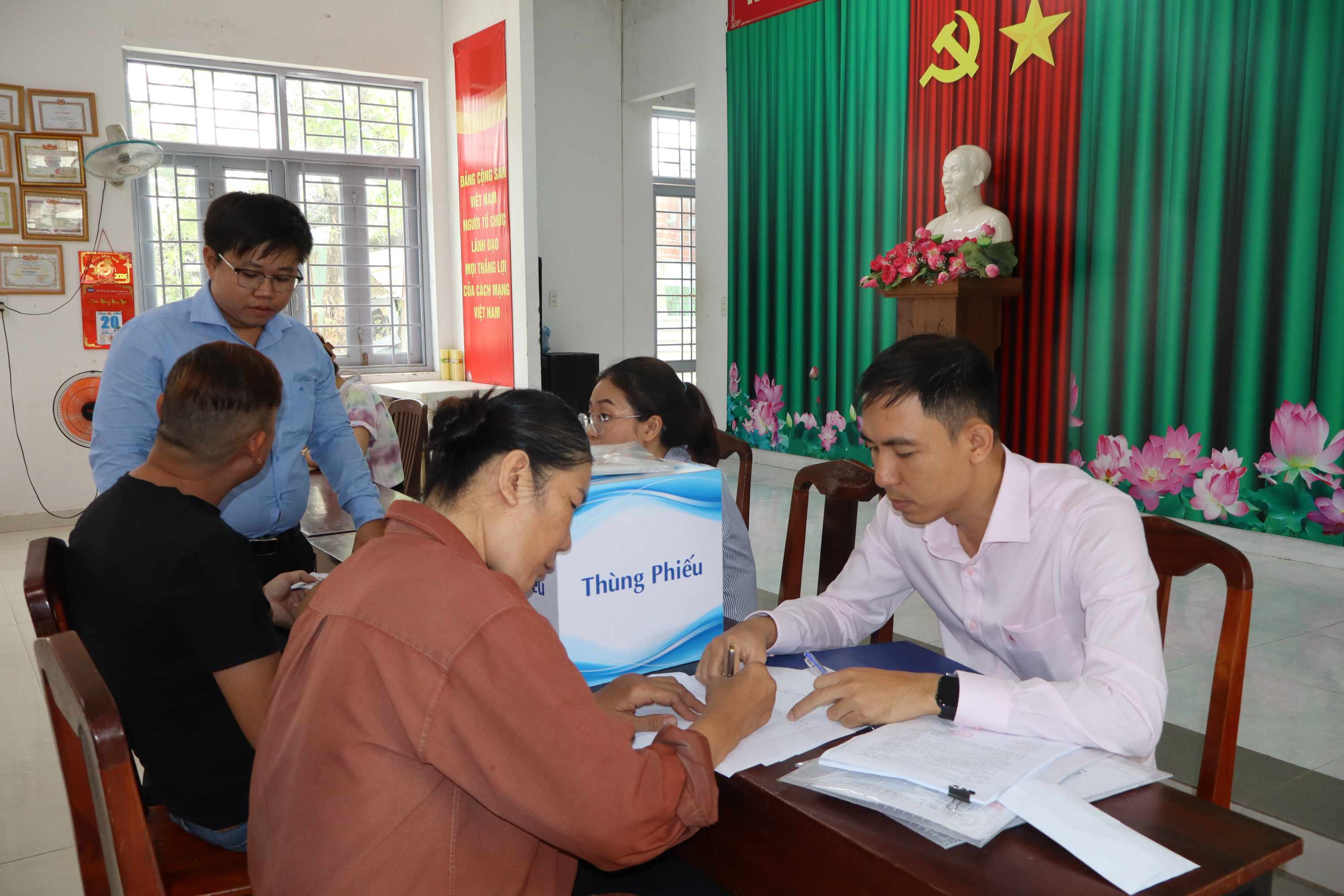 Hộ dân bốc thăm đất tái định cư và cam kết bàn giao mặt bằng trước 30/4.