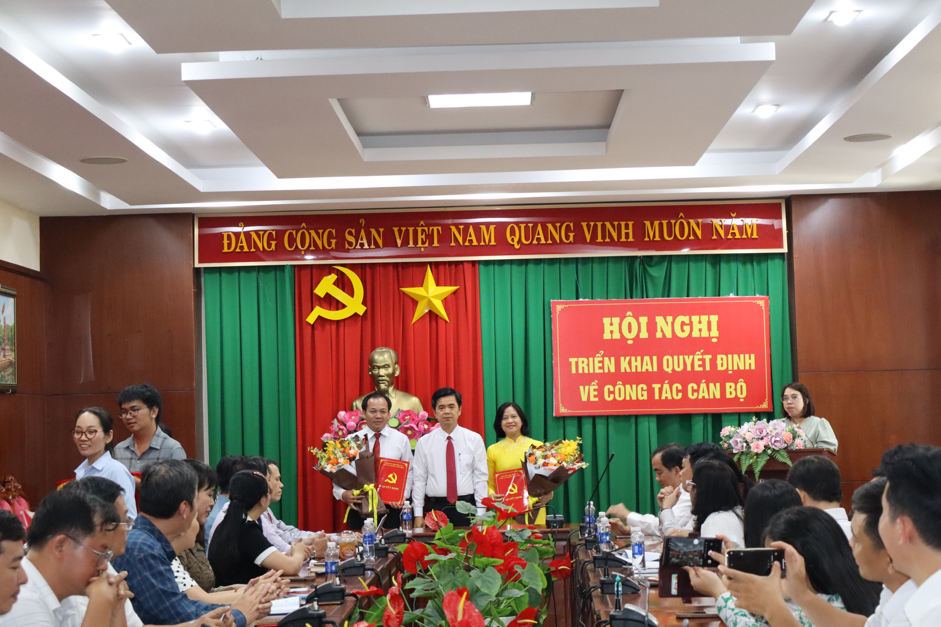 Lãnh đạo Đảng ủy phường Trấn Biên trao hoa và quyết định cho các đồng chí được bổ nhiệm