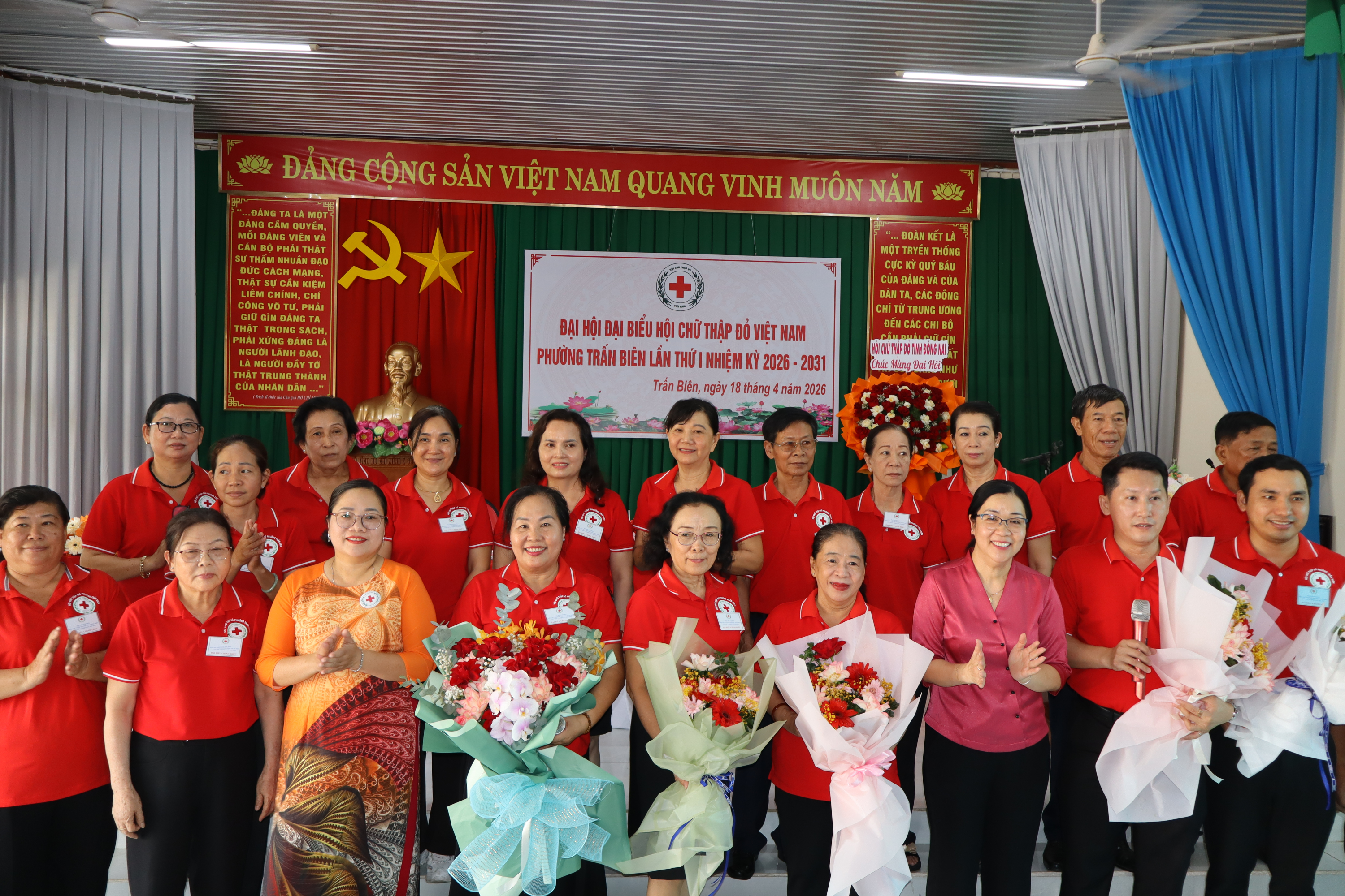 Lãnh đạo Hội Chữ thập đỏ tỉnh Đồng Nai và phường Trấn Biên tặng hoa chúc mừng Ban Chấp hành Hội khóa mới