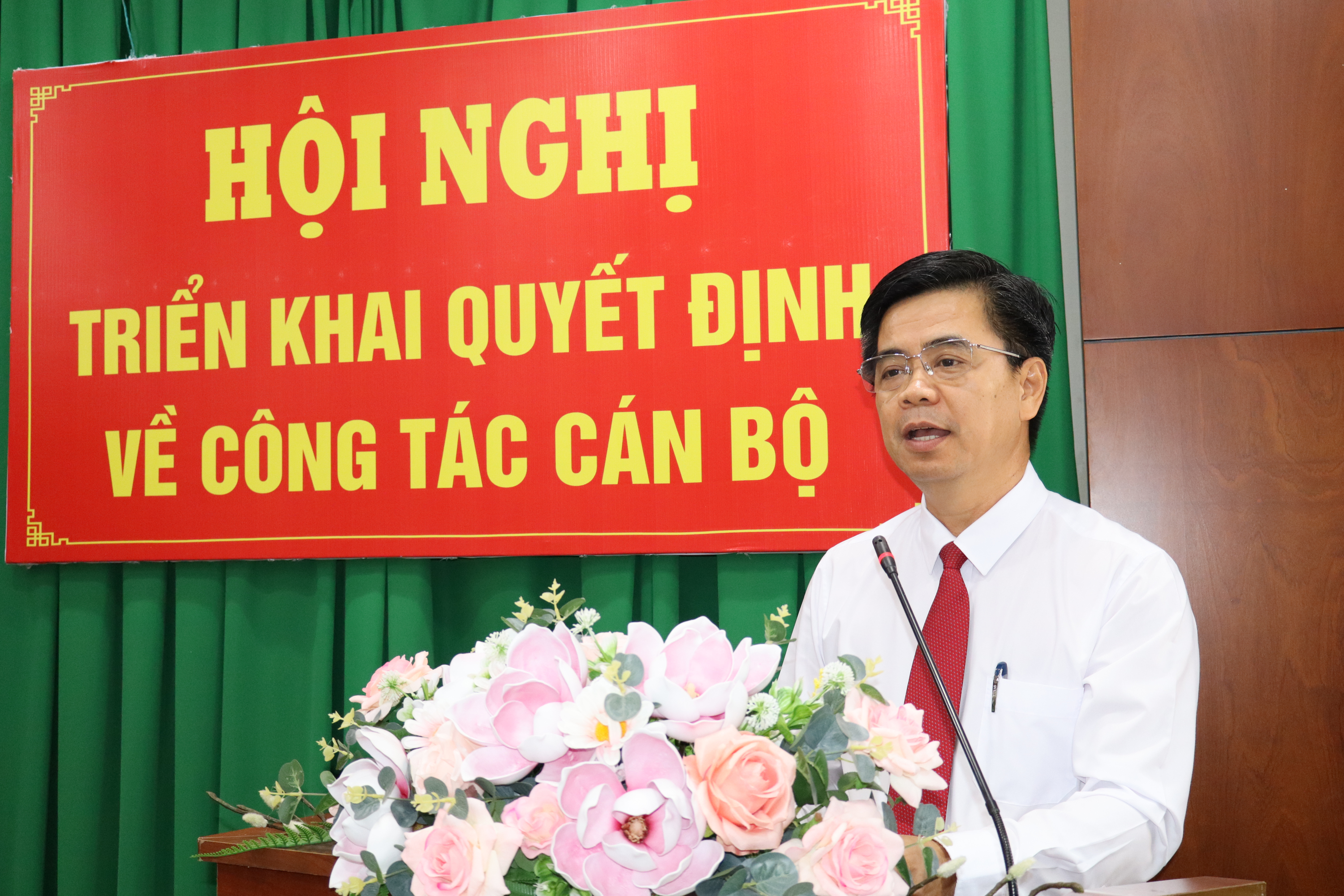 Phó Bí thư Thường trực Đảng ủy phường Trấn Biên Lâm Tấn Khải phát biểu giao nhiệm vụ các đồng chí vừa được bổ nhiệm