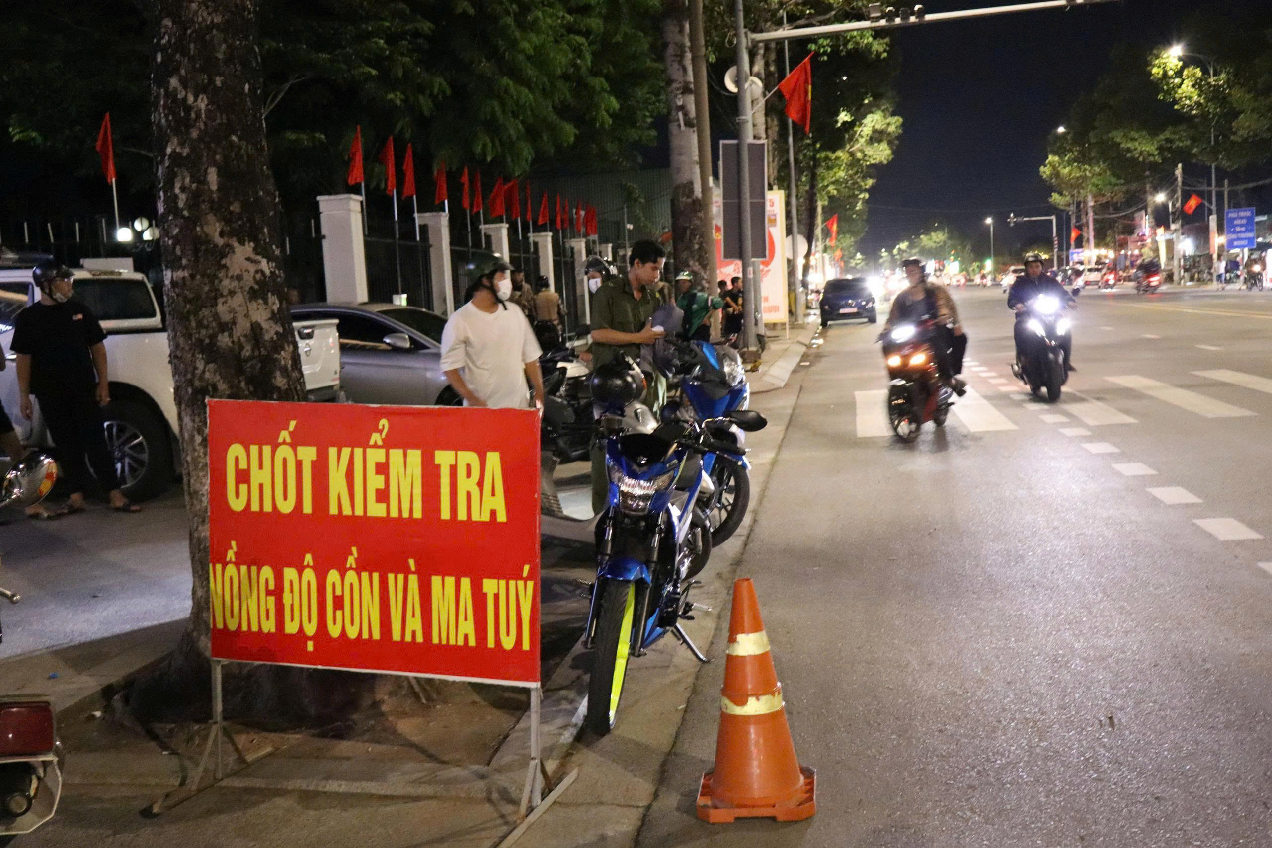 Hàng chục phương tiện xe mô tô bị tạm giữ vi phạm
