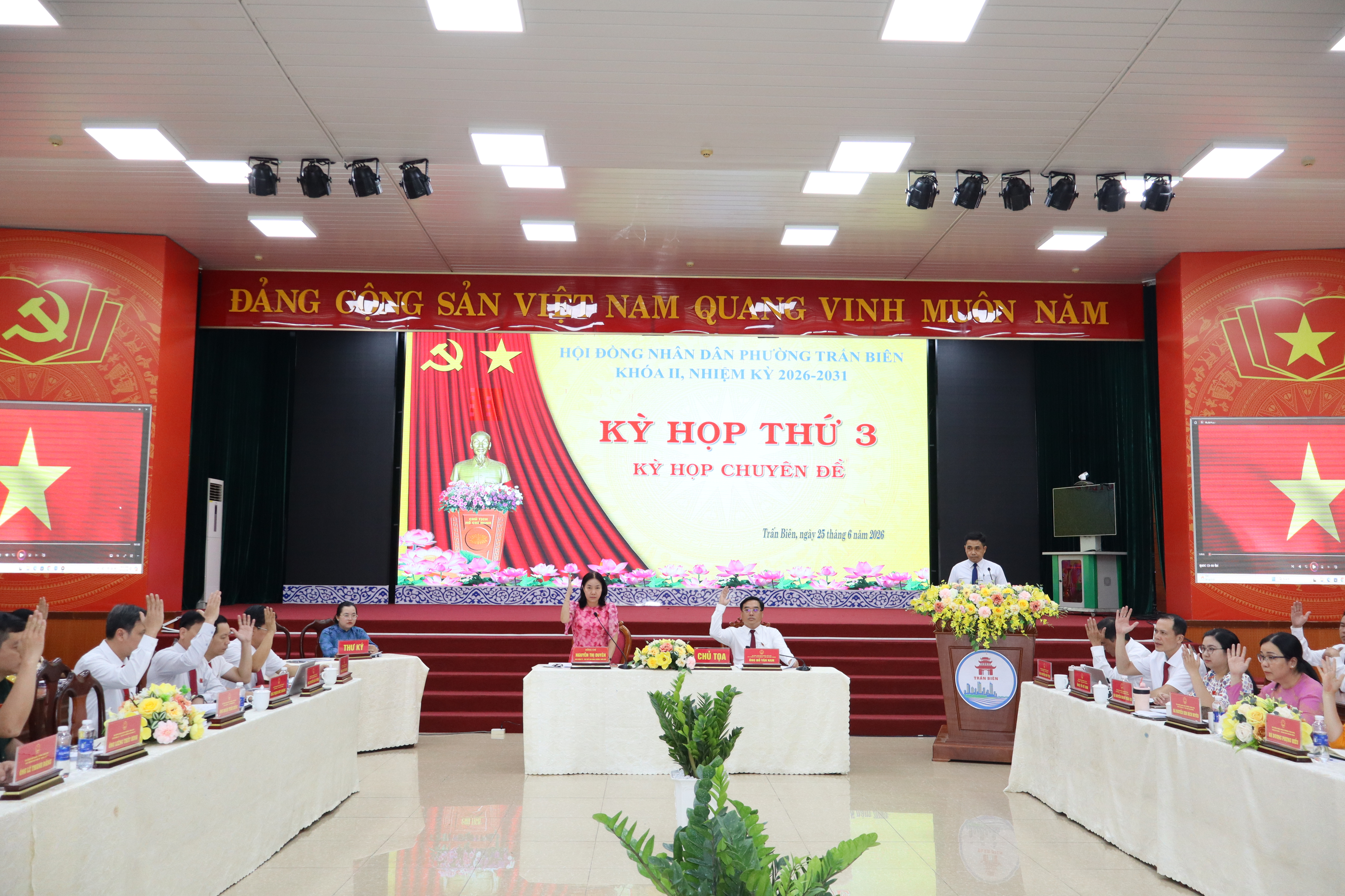 30 đại biểu HĐND phường Trấn Biên biểu quyết các dự thảo nghị quyết trình tại kỳ họp