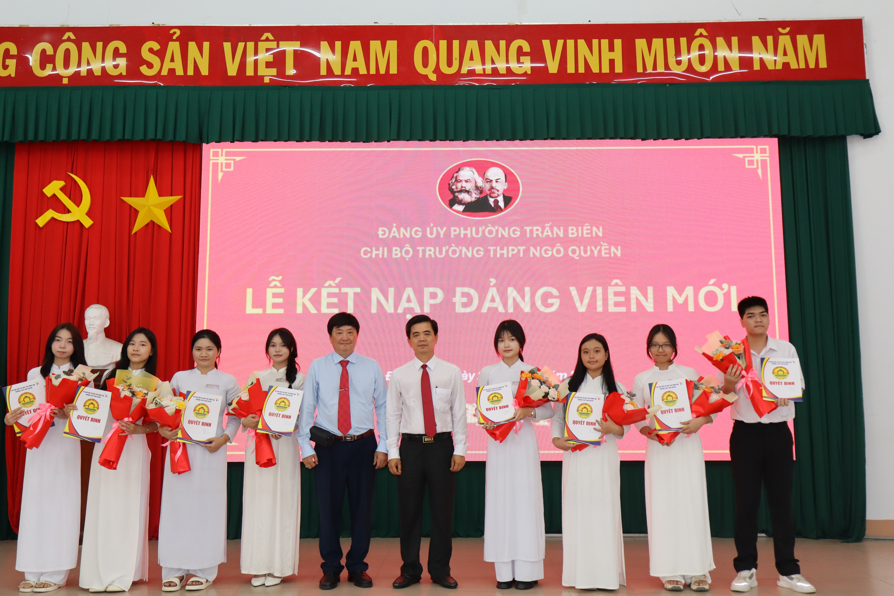 Chi bộ trường THPT Ngô Quyền kết nạp Đảng cho 8 học sinh ưu tú