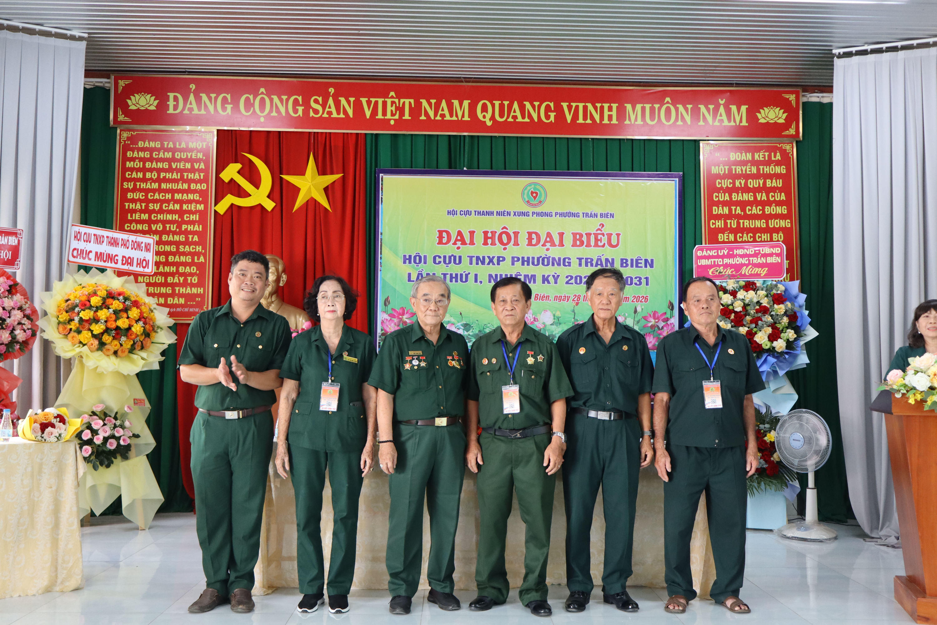 Đại diện Ban Chấp hành Hội Cựu TNXP phường Trấn Biên ra mắt và nhận nhiệm vụ trước Đại hội
