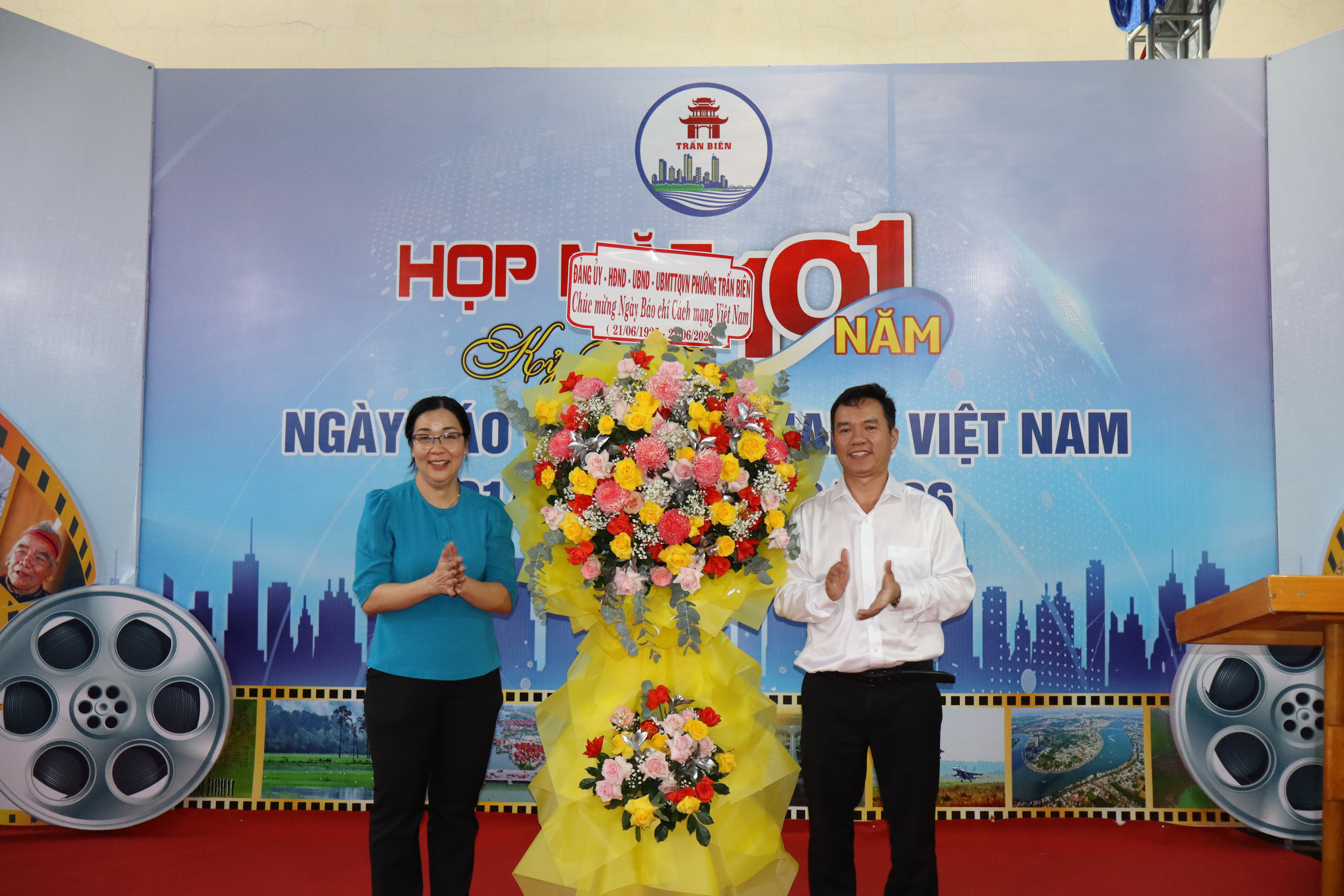 Lãnh đạo phường Trấn Biên tặng hoa chúc mừng của Đảng ủy HĐND UBND Ủy ban MTTQ phường