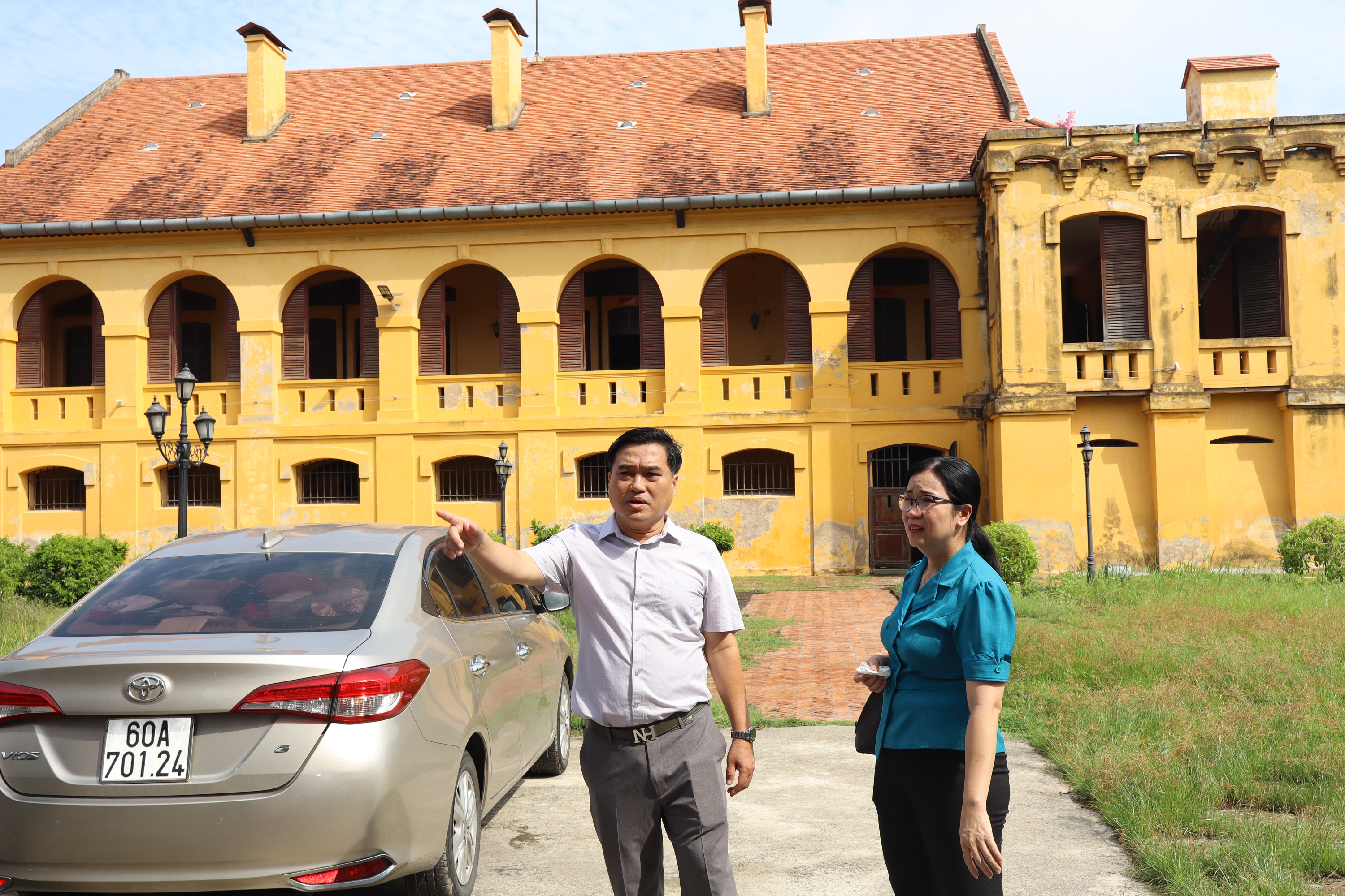 Ủy viên Ban Thường vụ Thành ủy, Bí thư Đảng ủy, Chủ tịch HĐND phường Trấn Biên Hồ Văn Nam kiểm tra di tích Thành cổ Biên Hòa