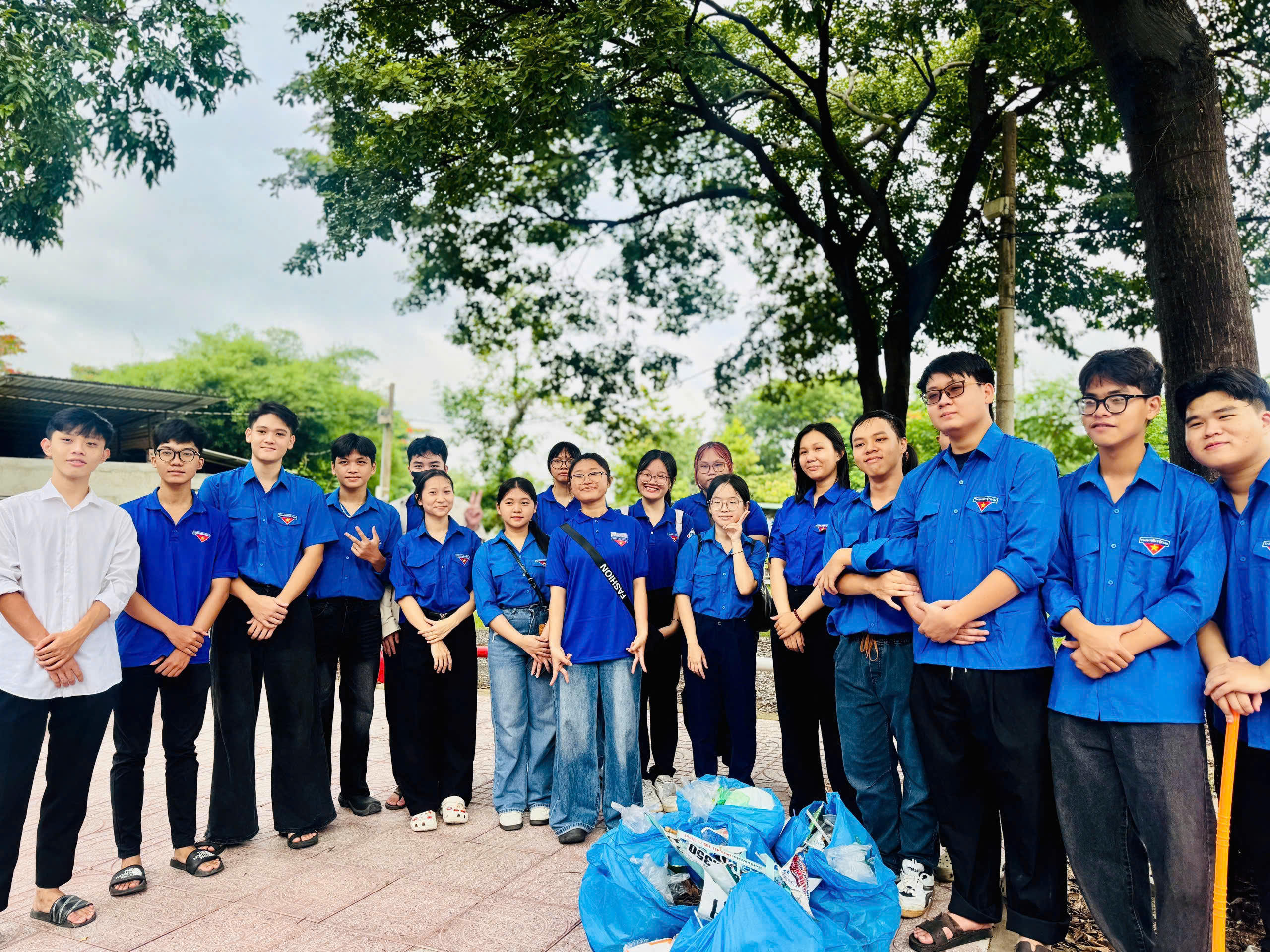 Tuổi trẻ phường Trấn Biên ra quân đồng loạt hưởng ứng phong trào "Vì một môi trường không có rác"