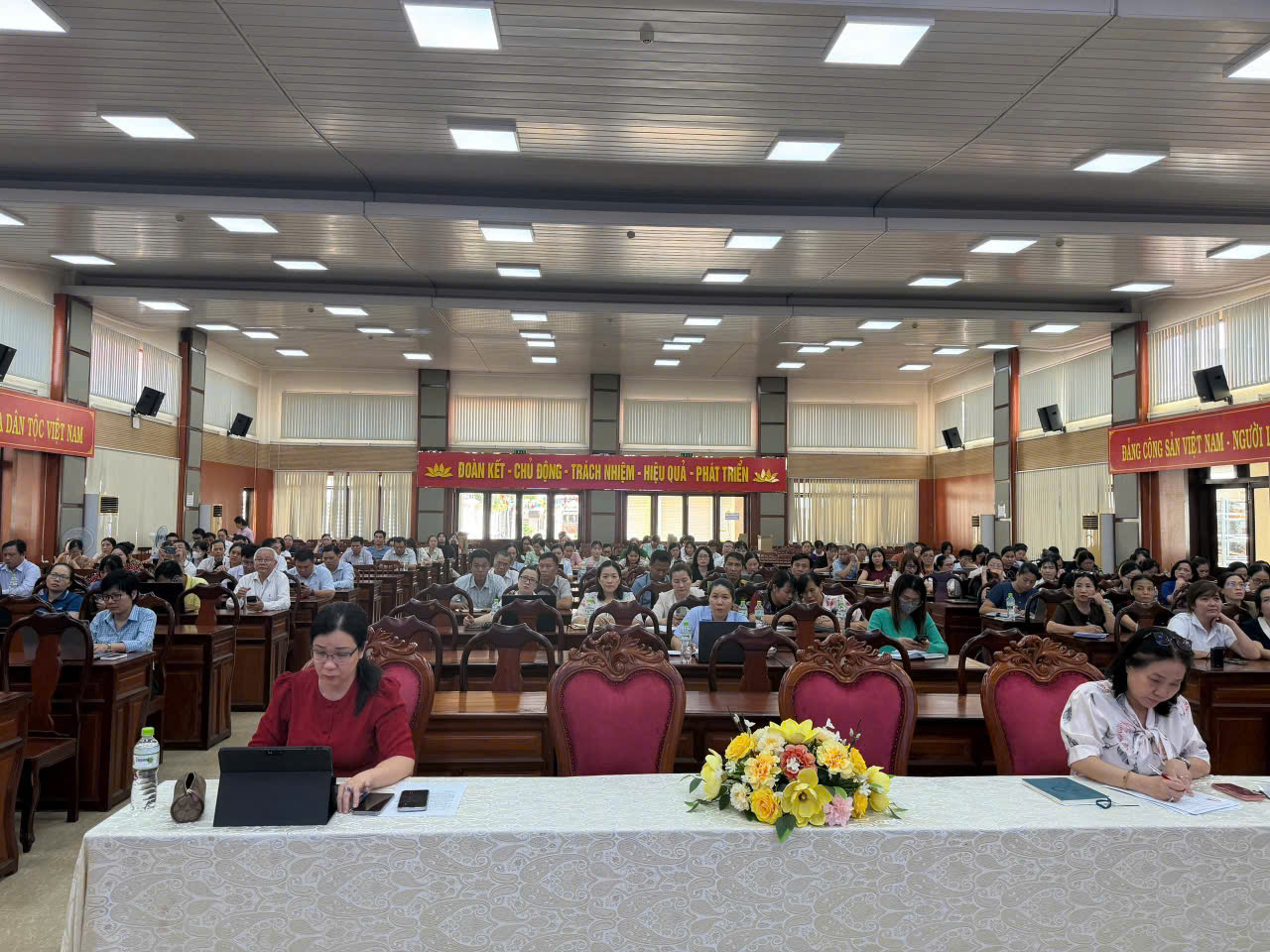 Cán bộ, công chức, viên chức và đại biểu các cơ quan, đơn vị trên địa bàn phường tham dự buổi tập huấn.