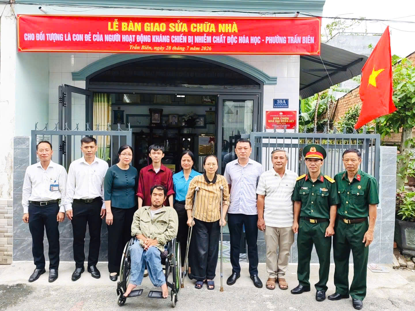 Lễ Bàn giao sữa chữa Nhà Đại đoàn kết cho đối tượng là con đẻ của người hoạt động kháng chiến bị nhiễm chất độc hóa học