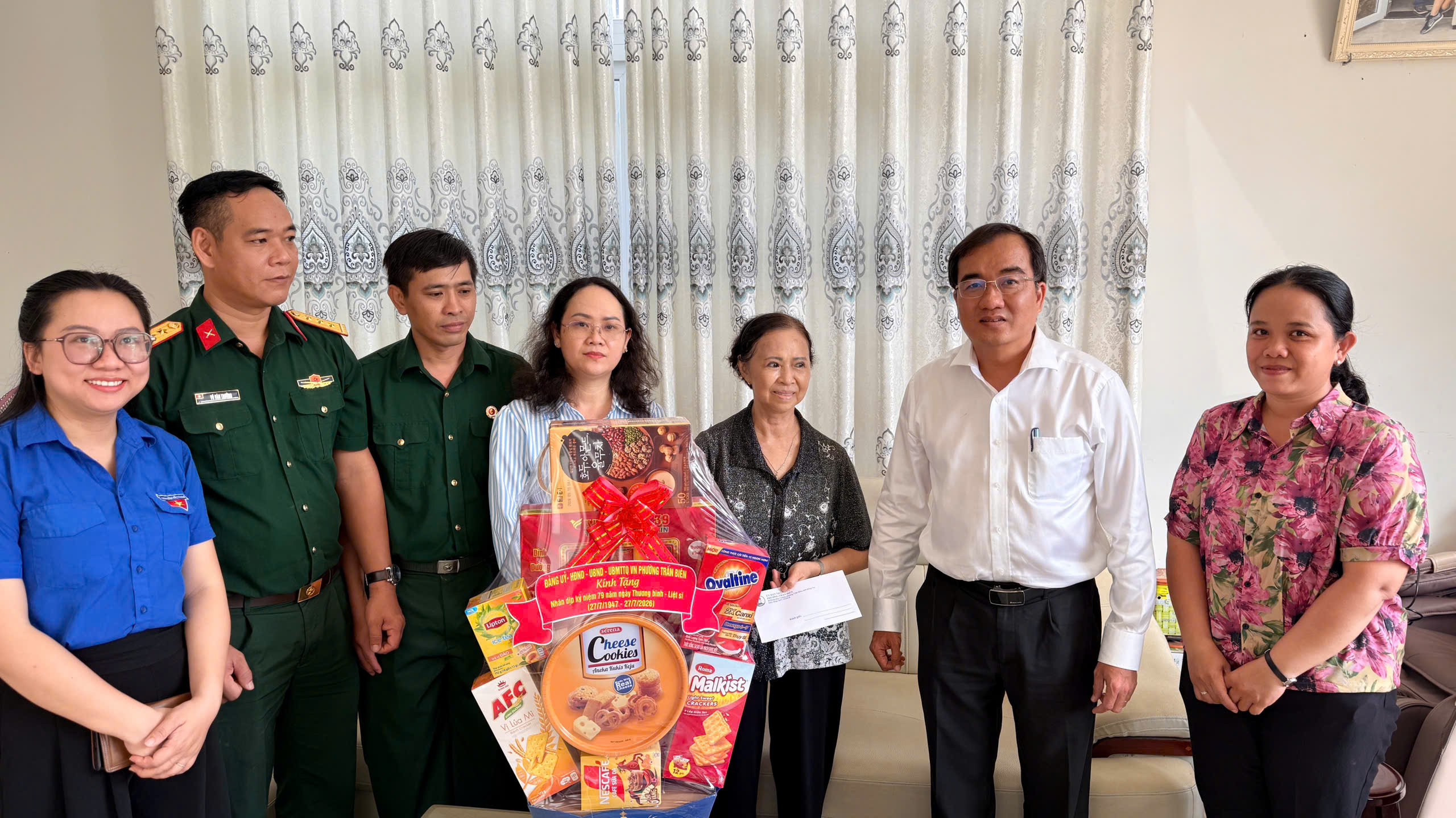 Chủ tịch UBND phường Trấn Biên Nguyễn Duy Tân thăm và tặng quà người có công. Ảnh: Văn Khang