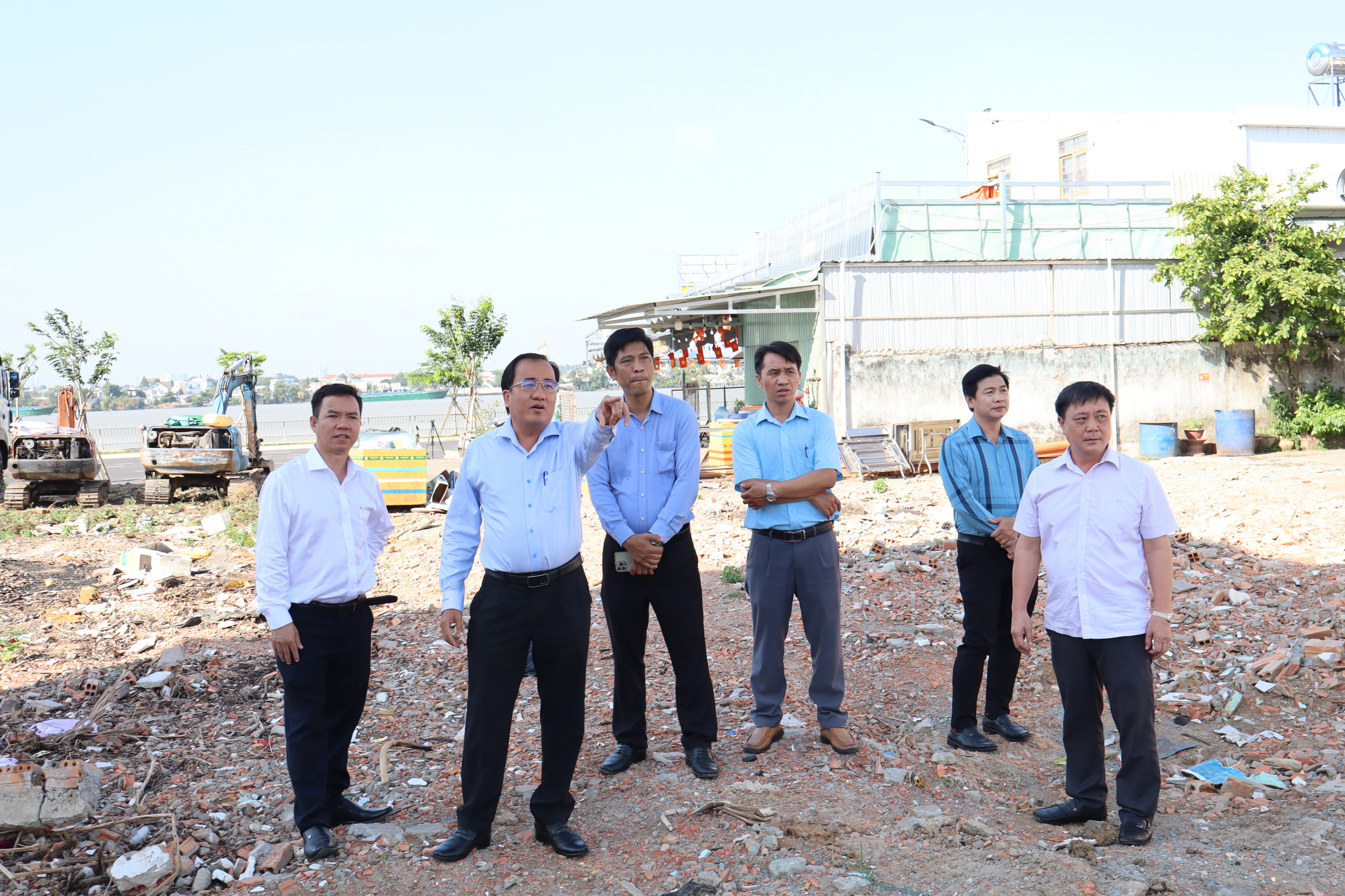 Chủ tịch UBND phường Trấn Biên trực tiếp chỉ đạo một số công tác trọng tâm trong quá trình thi công