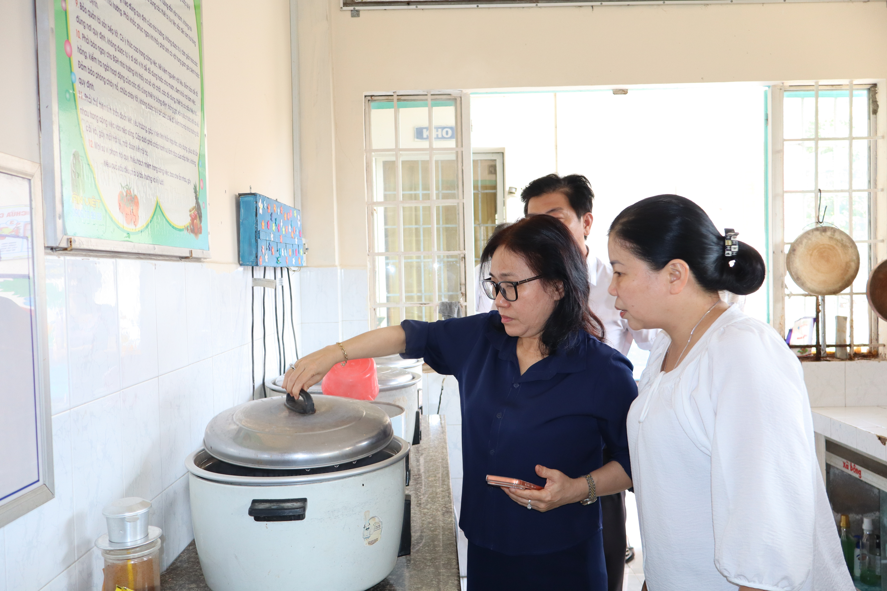 Phó Chủ tịch HĐND phường Trấn Biên Nguyễn Thị Duyên kiểm tra khu vực bếp ăn