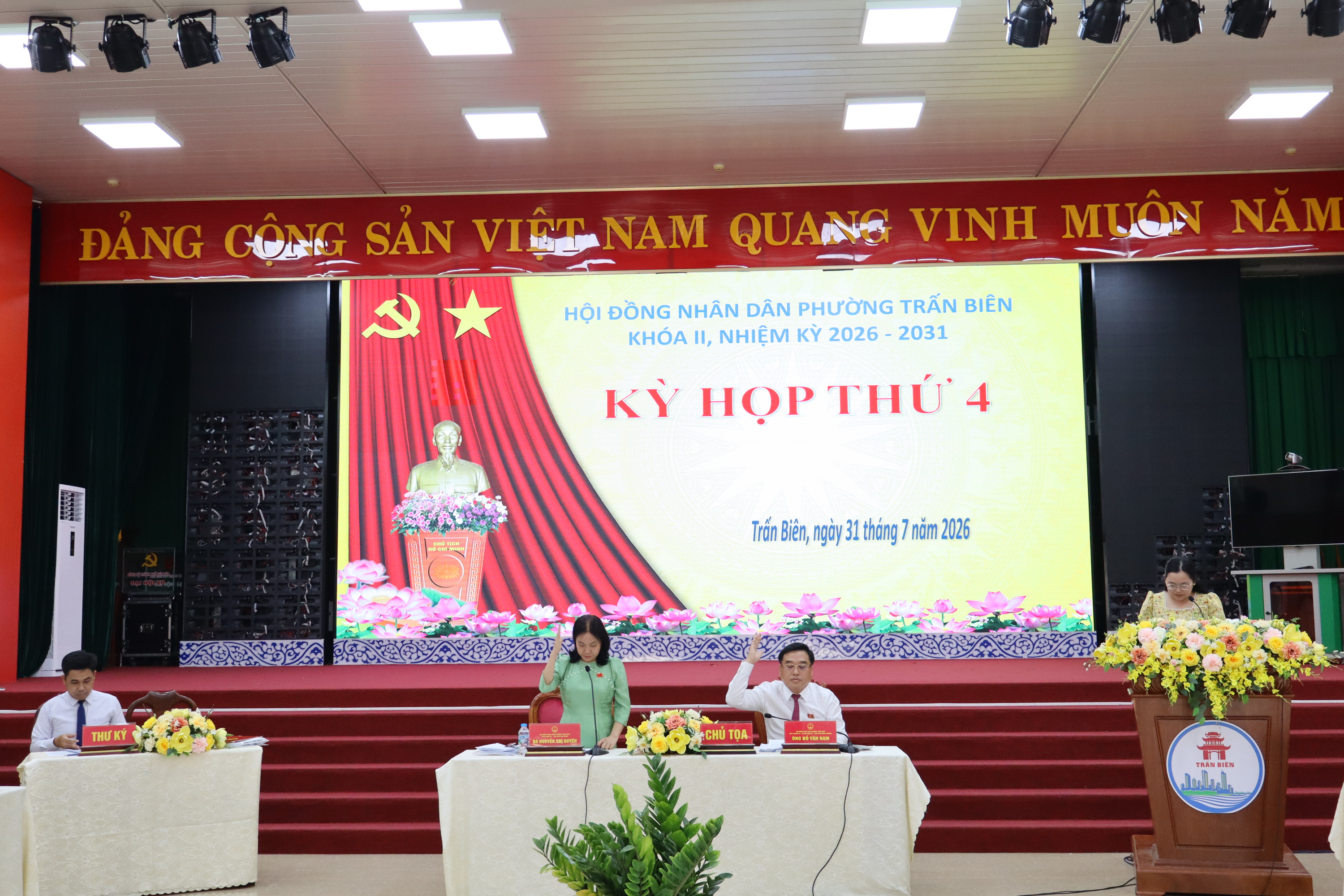 Các đại biểu HĐND phường Trấn Biên biểu quyết thông qua dự thảo Nghị quyết trình tại Kỳ họp